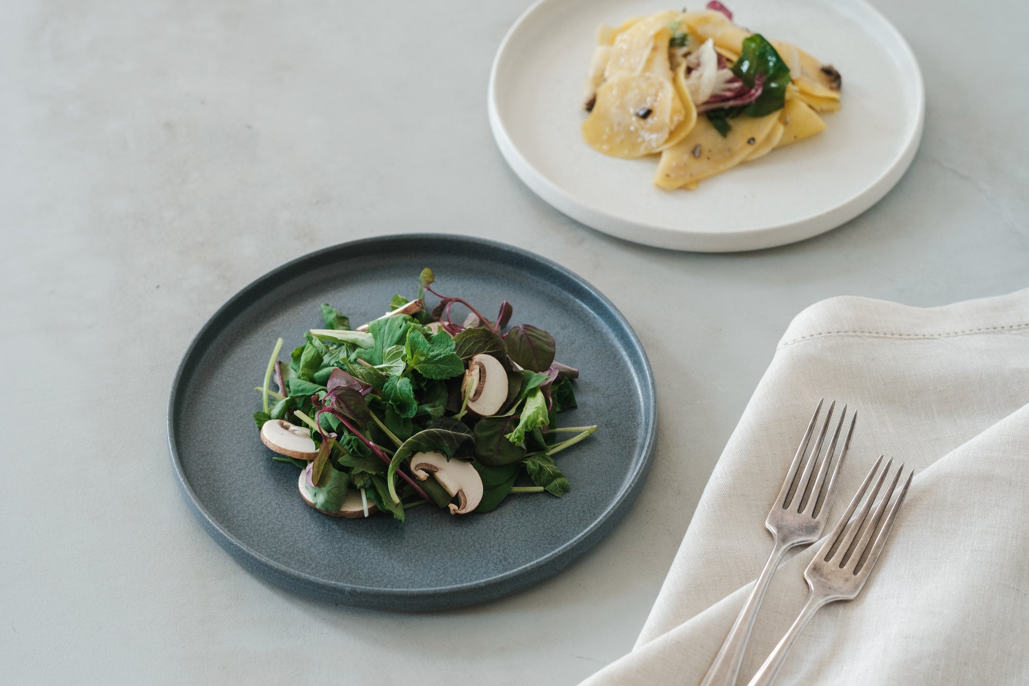 一皿でこなれ感を演出。「切立プレート」で彩る5つの着回しコーデ