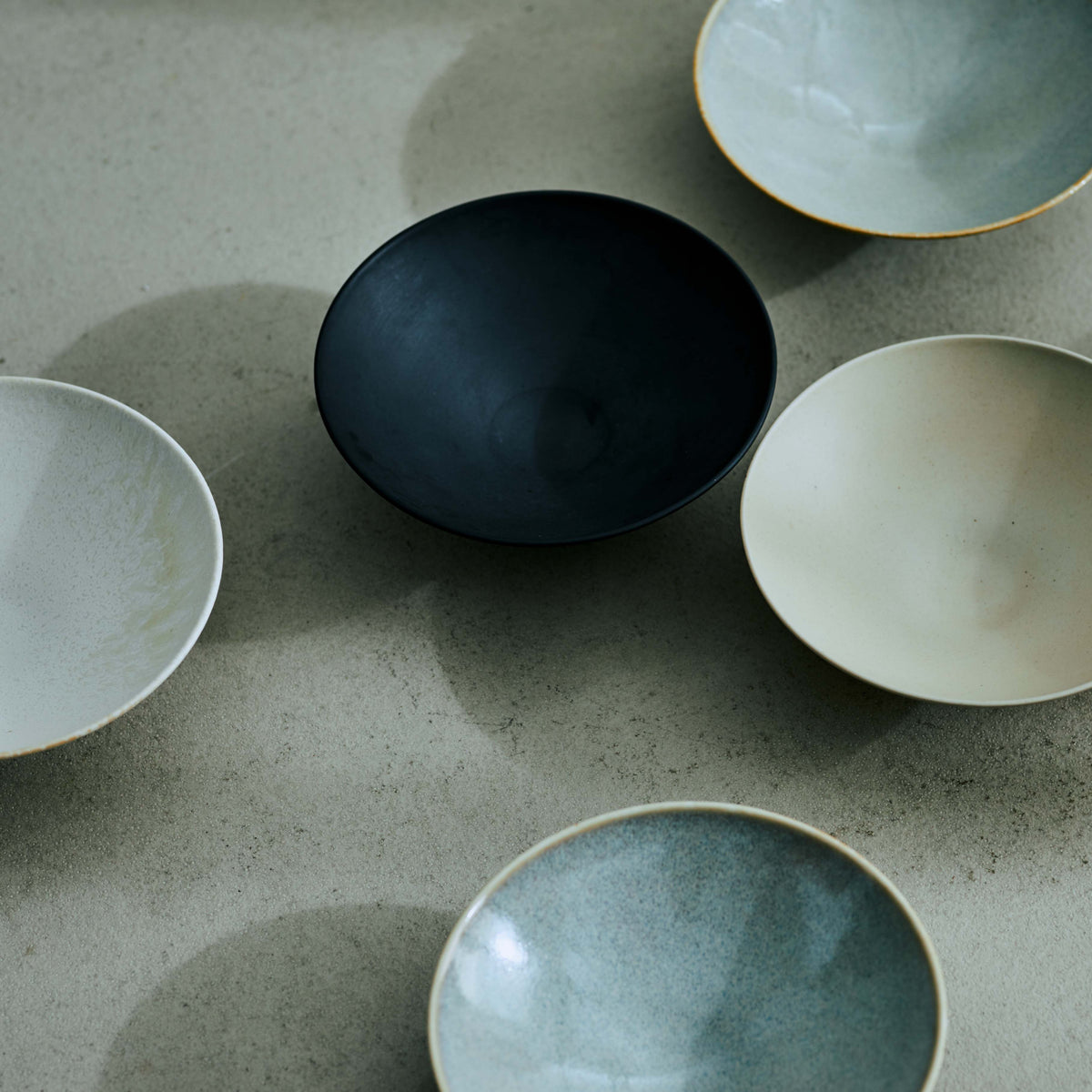 スライドショーこなれ小鉢 焼き締め 墨の画像を開く