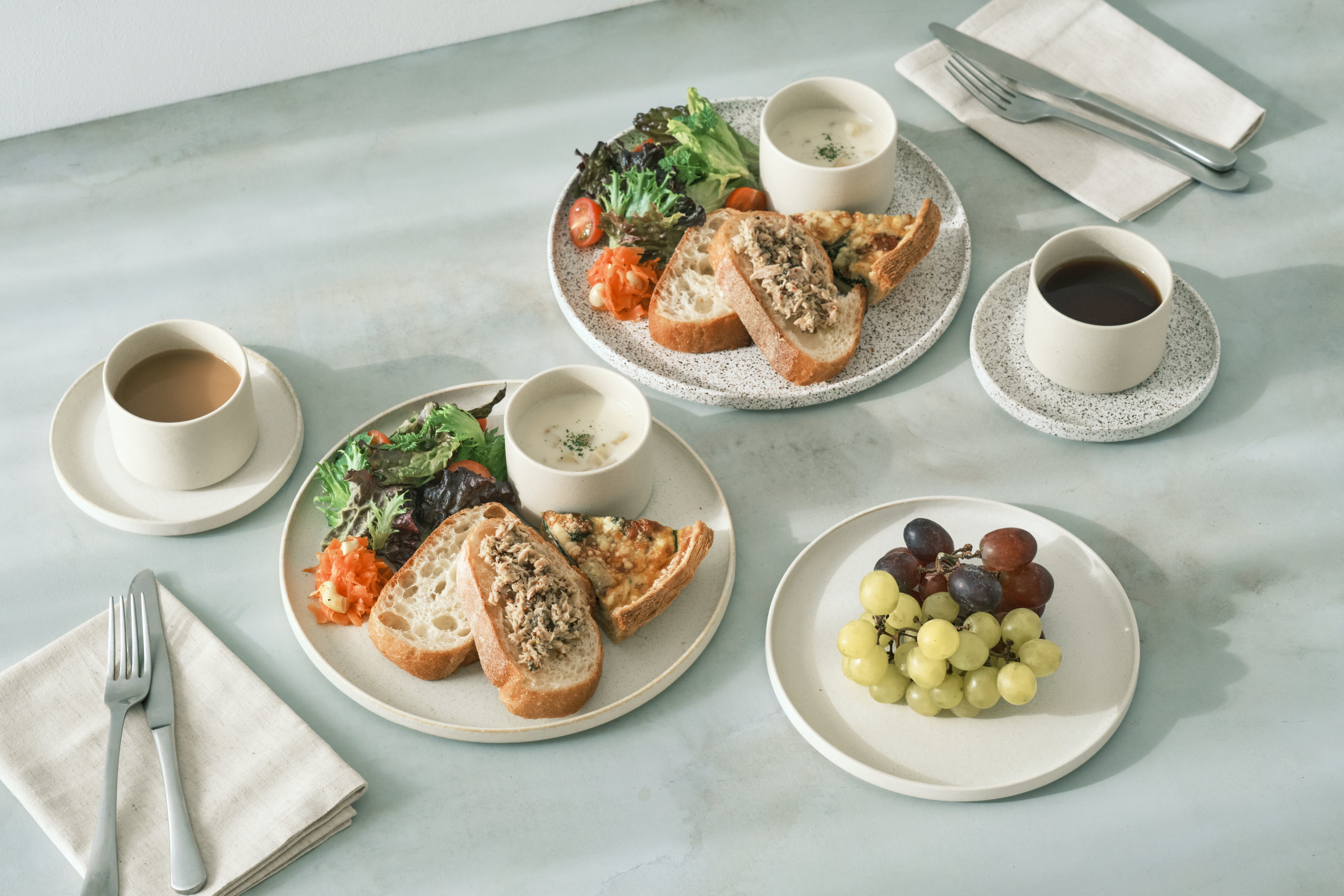 【4/8(水)12時より販売開始】「きほんのうつわ」のリサイクル土を使った人気商品「切立(きったち)プレート」に、新サイズが登場。〜14cmサイズと25cmサイズが加わり、全3サイズに〜