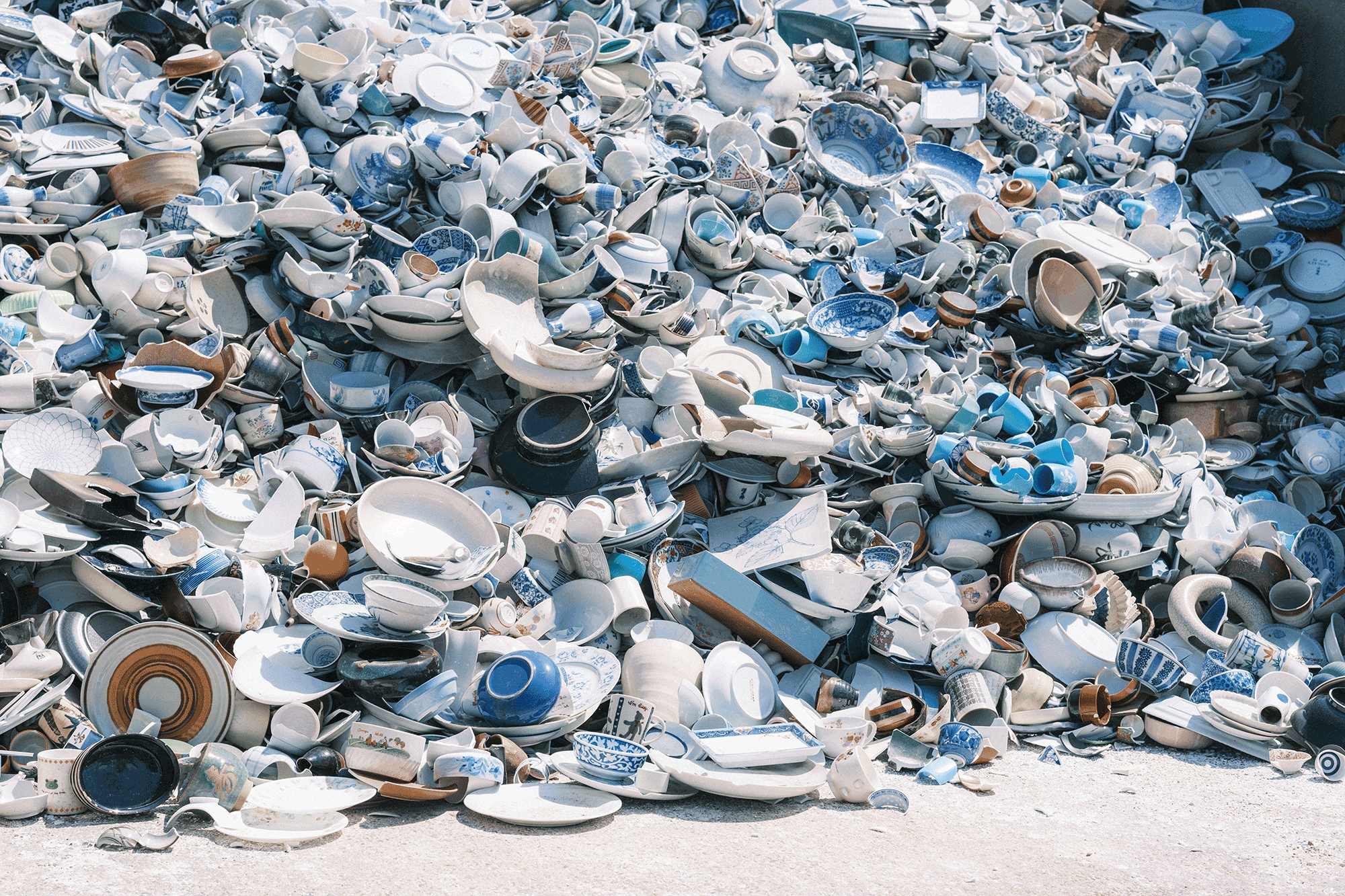 【窯元インタビュー】廃棄される食器をリサイクルし、原料枯渇の問題と向き合う。リサイクル土の「カップ」ができるまで