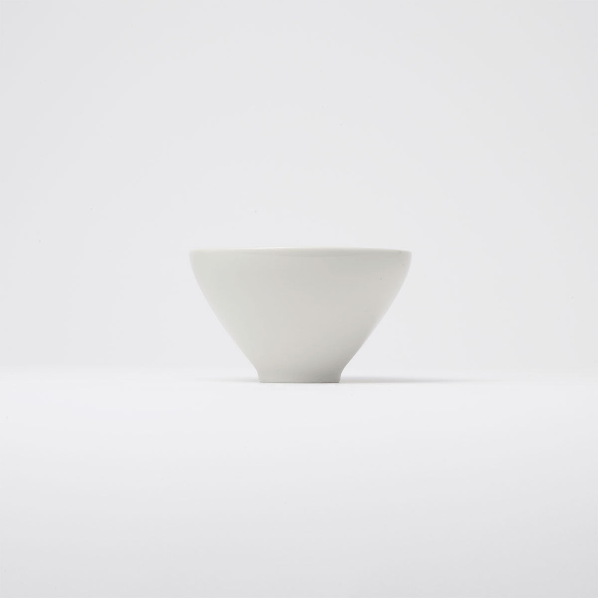 スライドショーしっくり茶碗 つや白の画像を開く

