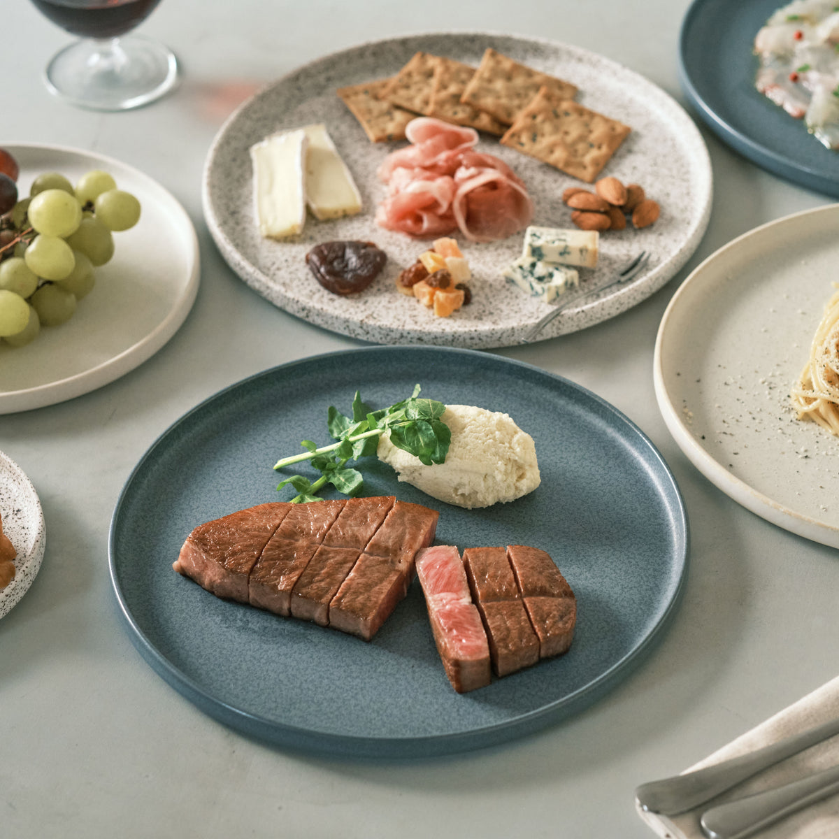 スライドショー切立プレート 灰 25cmの画像を開く
